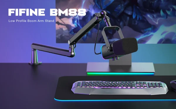 FIFINE BM88 com microfone numa mesa de transmissão