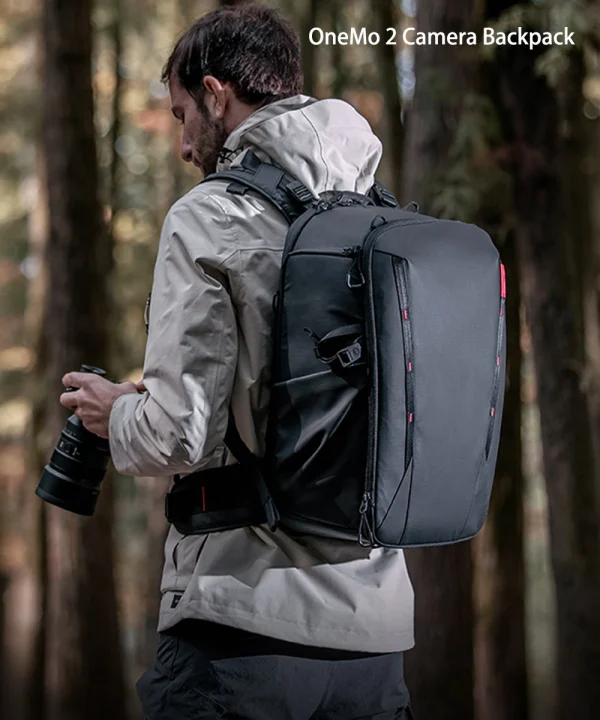 Fotógrafo com a mochila PGYTECH OneMo 2