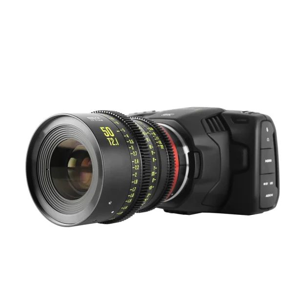 Lente de cinema Meike Prime numa câmera com encaixe EF