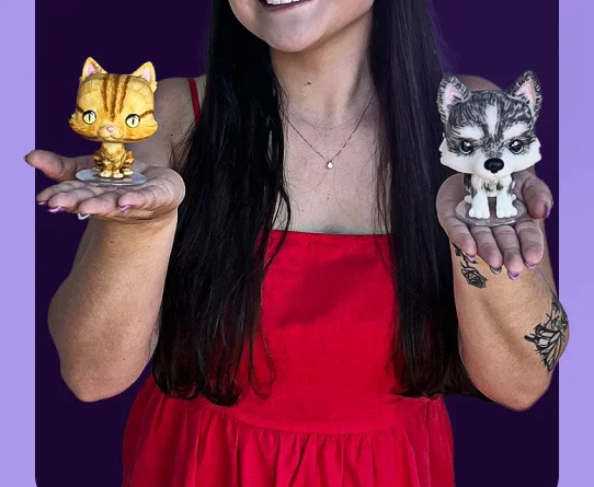 Leticia Elias, criadora do Vivendo do Artesanato 3D, com miniaturas de pets impressas em resina