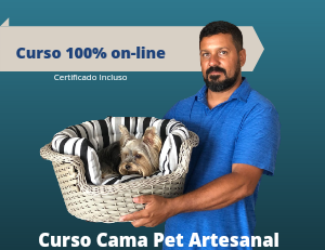 Paulo Oliveira com uma caminha pet artesanal, criador do Curso Cama Pet Artesanal