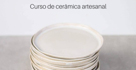 Pilha de pratos de cerâmica artesanal, capa do curso Vamos Fazer Pratos!