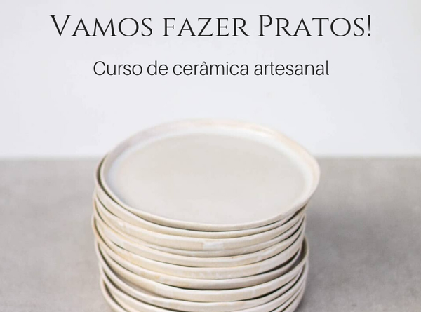 Pilha de pratos de cerâmica artesanal, capa do curso Vamos Fazer Pratos!
