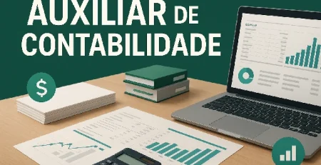 Moedas empilhadas diante de gráficos financeiros, capa do curso de Auxiliar de Contabilidade