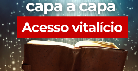 Mão segurando uma Bíblia aberta sob um céu estrelado, capa do curso Conheça Sua Bíblia Capa a Capa