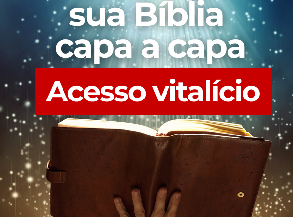 Mão segurando uma Bíblia aberta sob um céu estrelado, capa do curso Conheça Sua Bíblia Capa a Capa