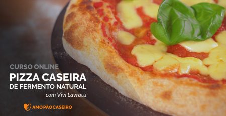 Pizza margherita de fermento natural com manjericão, do curso Pizza Caseira do Amo Pão Caseiro