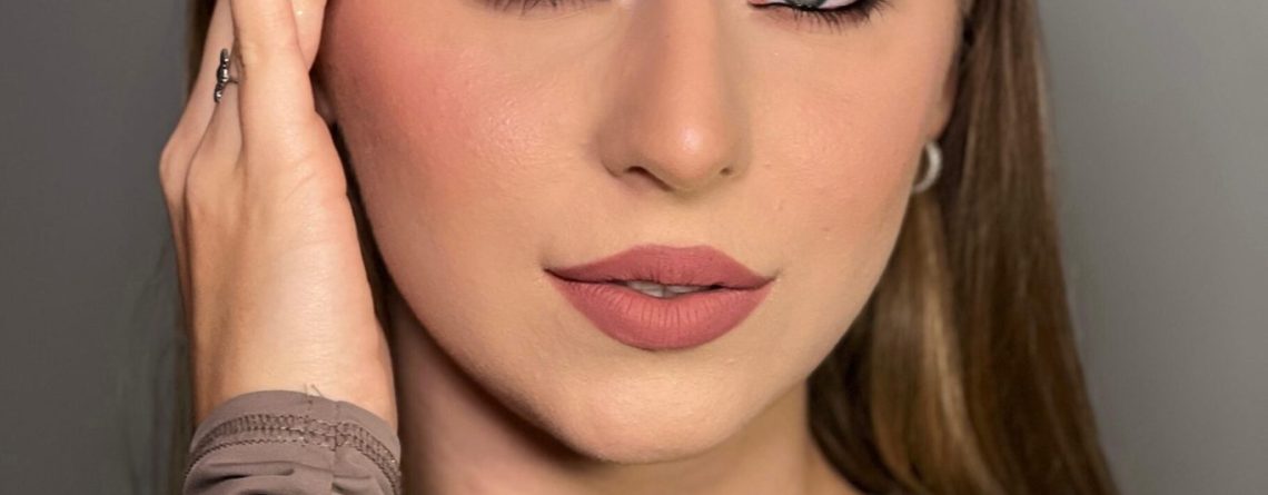 Maquiagem com sombra rosé cintilante, delineado e batom nude, do curso de automaquiagem Self Beauty