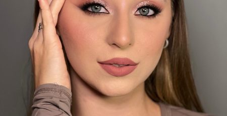Maquiagem com sombra rosé cintilante, delineado e batom nude, do curso de automaquiagem Self Beauty