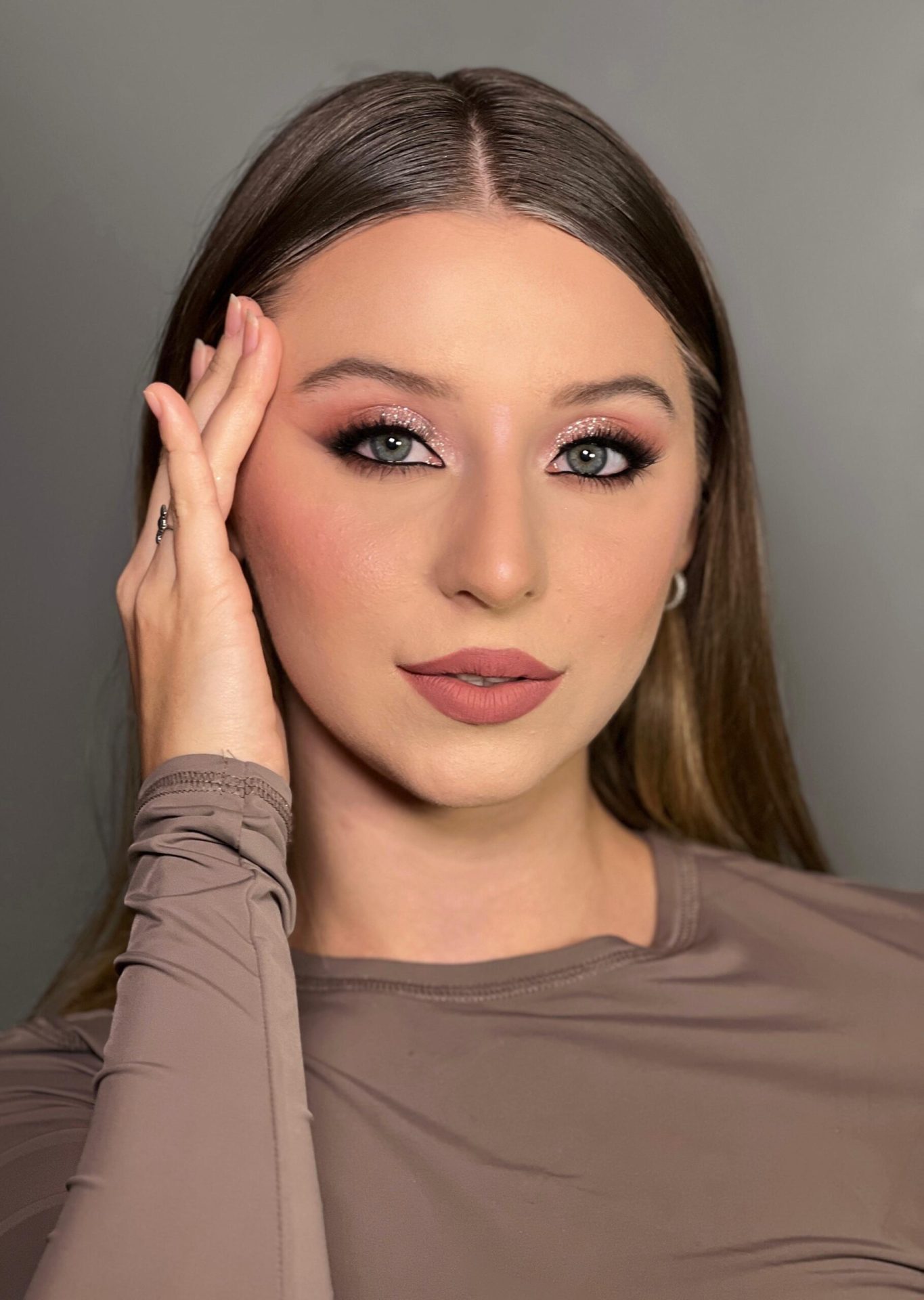 Maquiagem com sombra rosé cintilante, delineado e batom nude, do curso de automaquiagem Self Beauty