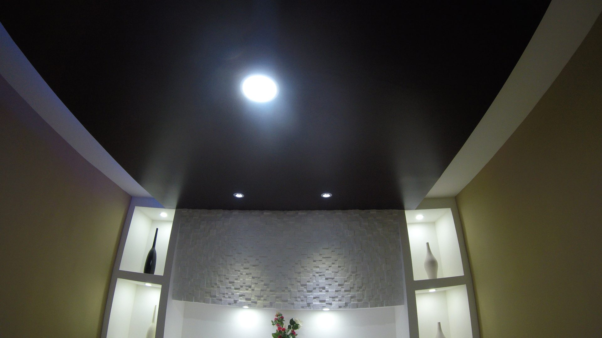 Forro de drywall com sanca curva, luz embutida e nichos iluminados, obra do curso Loucos por Drywall