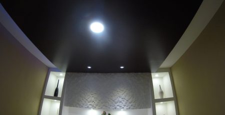 Forro de drywall com sanca curva, luz embutida e nichos iluminados, obra do curso Loucos por Drywall