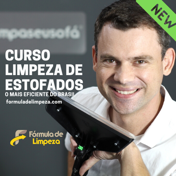 Instrutor com o bocal da extratora de limpeza, capa do curso de limpeza de estofados Fórmula de Limpeza