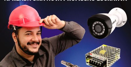 Instrutor de capacete com câmera de segurança, fonte, conector e DVR, capa do Curso de CFTV