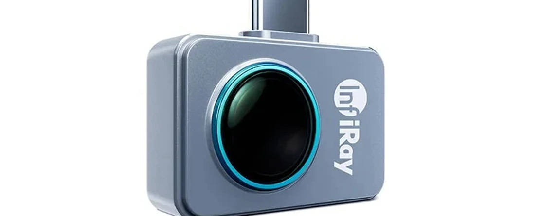Câmera térmica InfiRay P2 Pro conectada ao celular, para o comparativo de câmeras térmicas