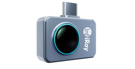 Câmera térmica InfiRay P2 Pro conectada ao celular, para o comparativo de câmeras térmicas