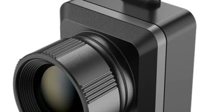 Câmera térmica InfiRay T2 Pro conectada a um celular Android, com imagem térmica na tela