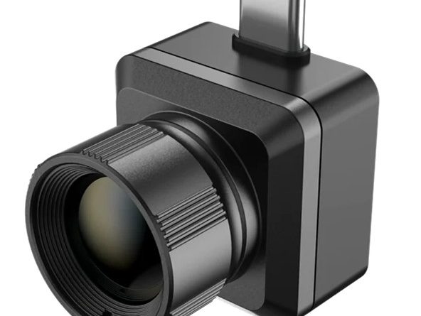 Câmera térmica InfiRay T2 Pro conectada a um celular Android, com imagem térmica na tela
