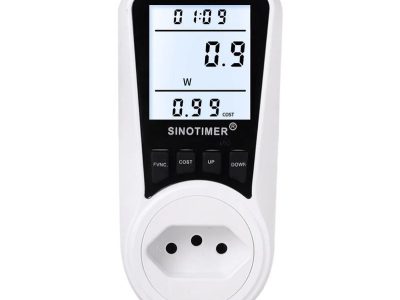 Wattímetro digital de tomada com visor iluminado mostrando o consumo de energia
