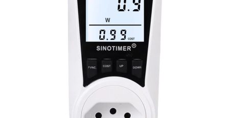 Wattímetro digital de tomada com visor iluminado mostrando o consumo de energia