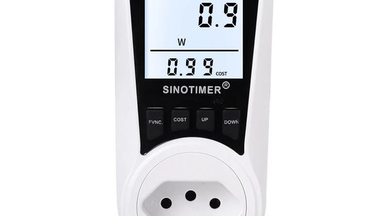 Wattímetro digital de tomada com visor iluminado mostrando o consumo de energia