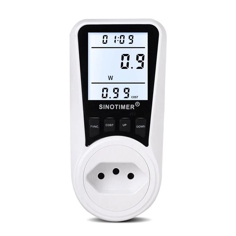 Wattímetro digital de tomada com visor iluminado mostrando o consumo de energia