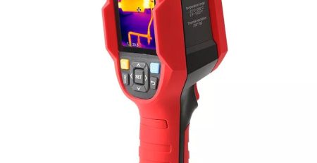 Câmera térmica portátil UNI-T UTi260B com tela, apontada para um quadro elétrico