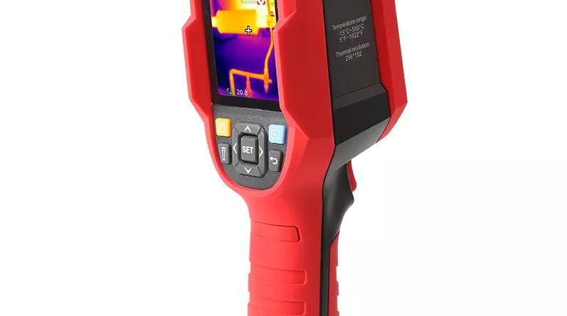 Câmera térmica portátil UNI-T UTi260B com tela, apontada para um quadro elétrico