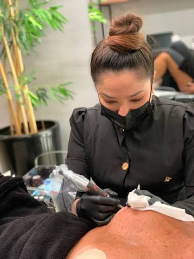 Procedimento estético sendo aplicado, para o comparativo de especializações em estética