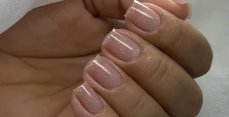 Unhas alongadas em fibra de vidro com acabamento ultrafino, do curso Arte em Fibra