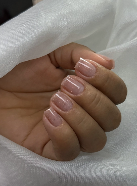 Unhas alongadas em fibra de vidro com acabamento ultrafino, do curso Arte em Fibra
