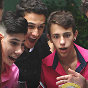 Plateia impressionada com uma mágica, para o comparativo de cursos de hobby