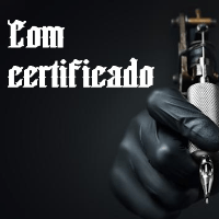 Tatuador trabalhando com a maquina na pele, do curso Seja um Tatuador Profissional